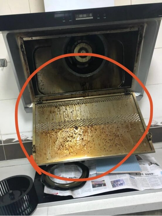媳婦下單了我們的油煙機清洗服務(wù)，上門時婆婆卻攔著不讓拆